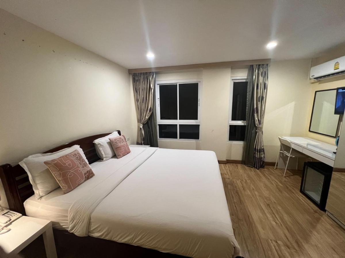 V Check Inn Sukhumvit 22 방콕 외부 사진